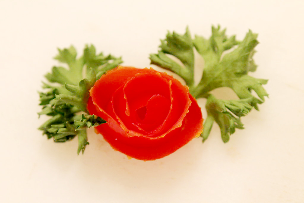 Cách tỉa cà chua thành hoa hồng