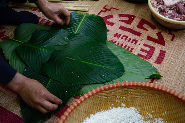 Cách xếp lá dong gói bánh chưng