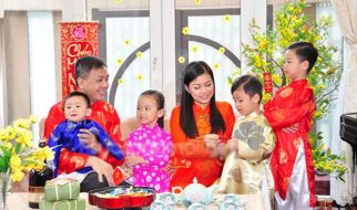 Mặc đồ có màu đỏ vào ngày mùng 1 Tết